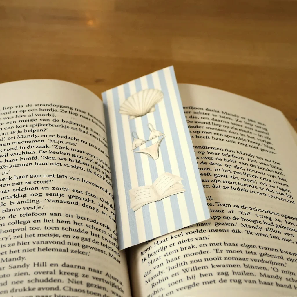 Een ReadMark als boekenlegger in een opengeslagen boek