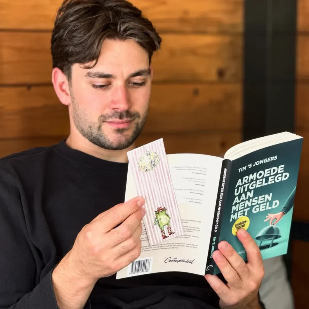 Tijn leest met een ReadMark uit de collectie Paws & Pages in zijn boek